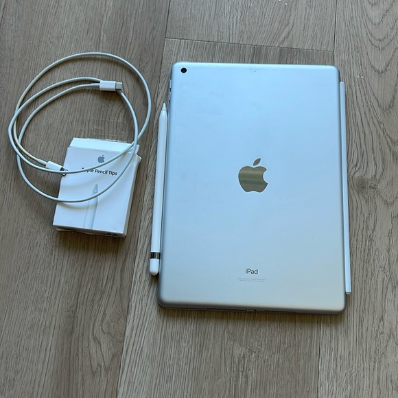 PREOWNED APPLE MACBOOK AIR MODEL A1465 SILVER 11” LAPTOP